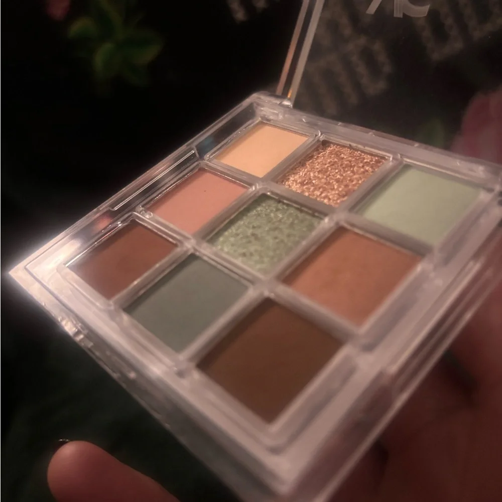 VC Collection Selah Eye Palette | NWT variety of finishes in ocean colors
